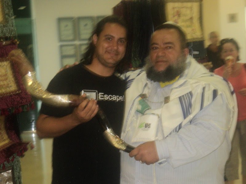 Pastor Antônio a Direita numa em Israel onde recebeu a unção do shofar.